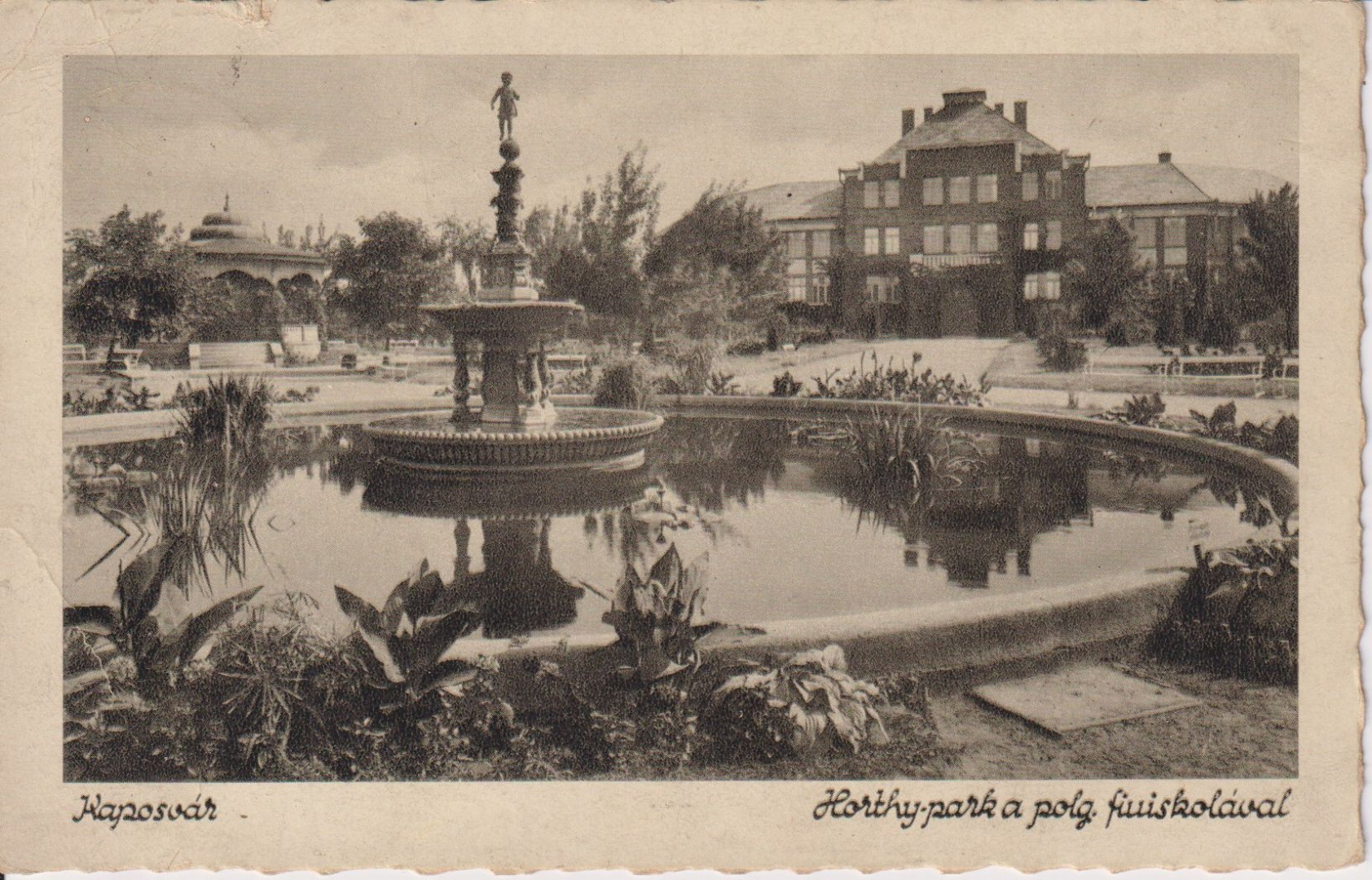 Kaposvár Horthy-park a polg.fiúiskolával 1938.