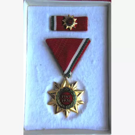 Felszabadulási Jubileumi Emlékérem dobozban +mini+szalagsáv